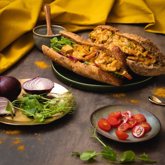 Curry-masteella täytetyt patongit lautasella