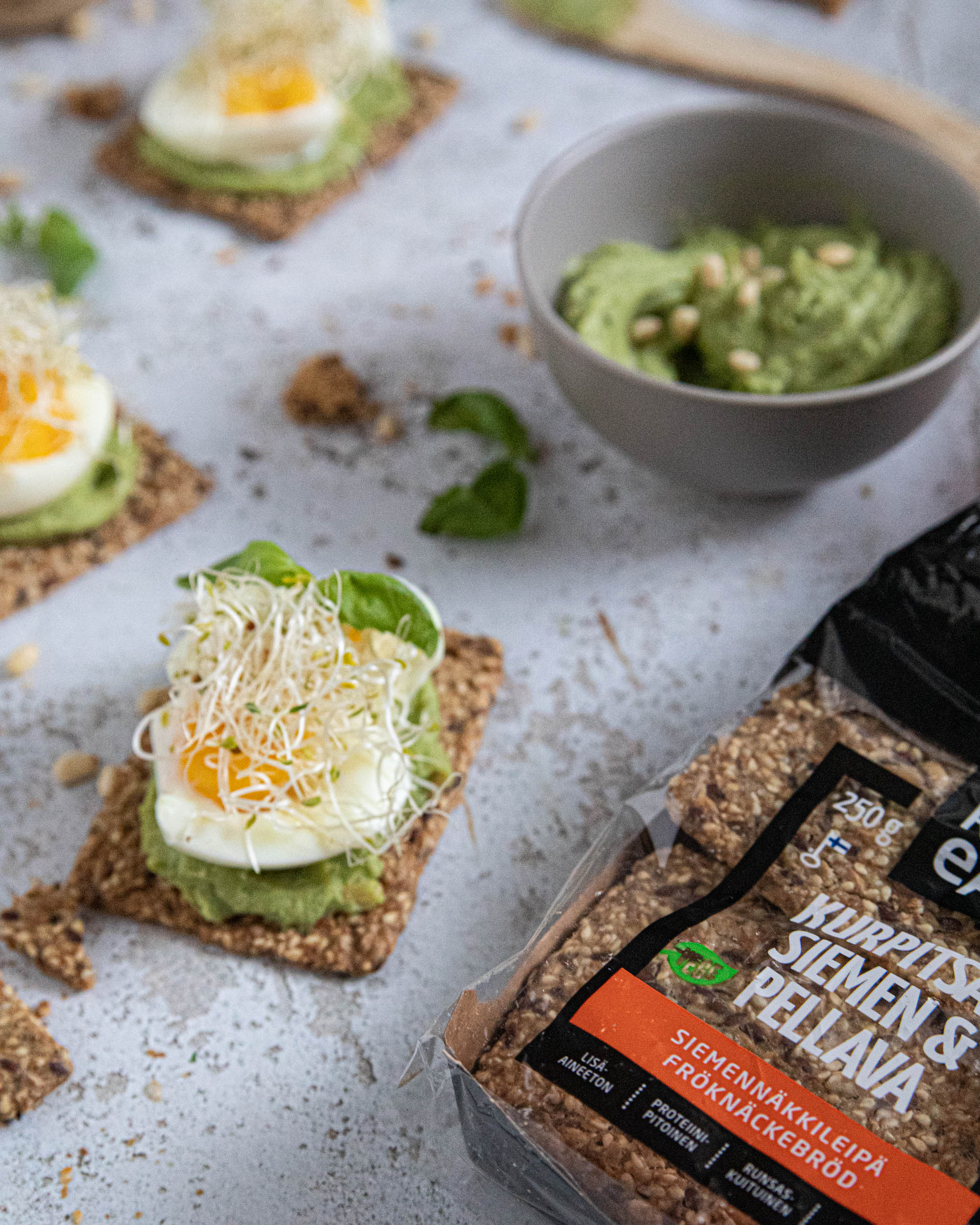 Siemenrapeat siemennäkkileipä valkopapu avocadotahna kanamunalla
