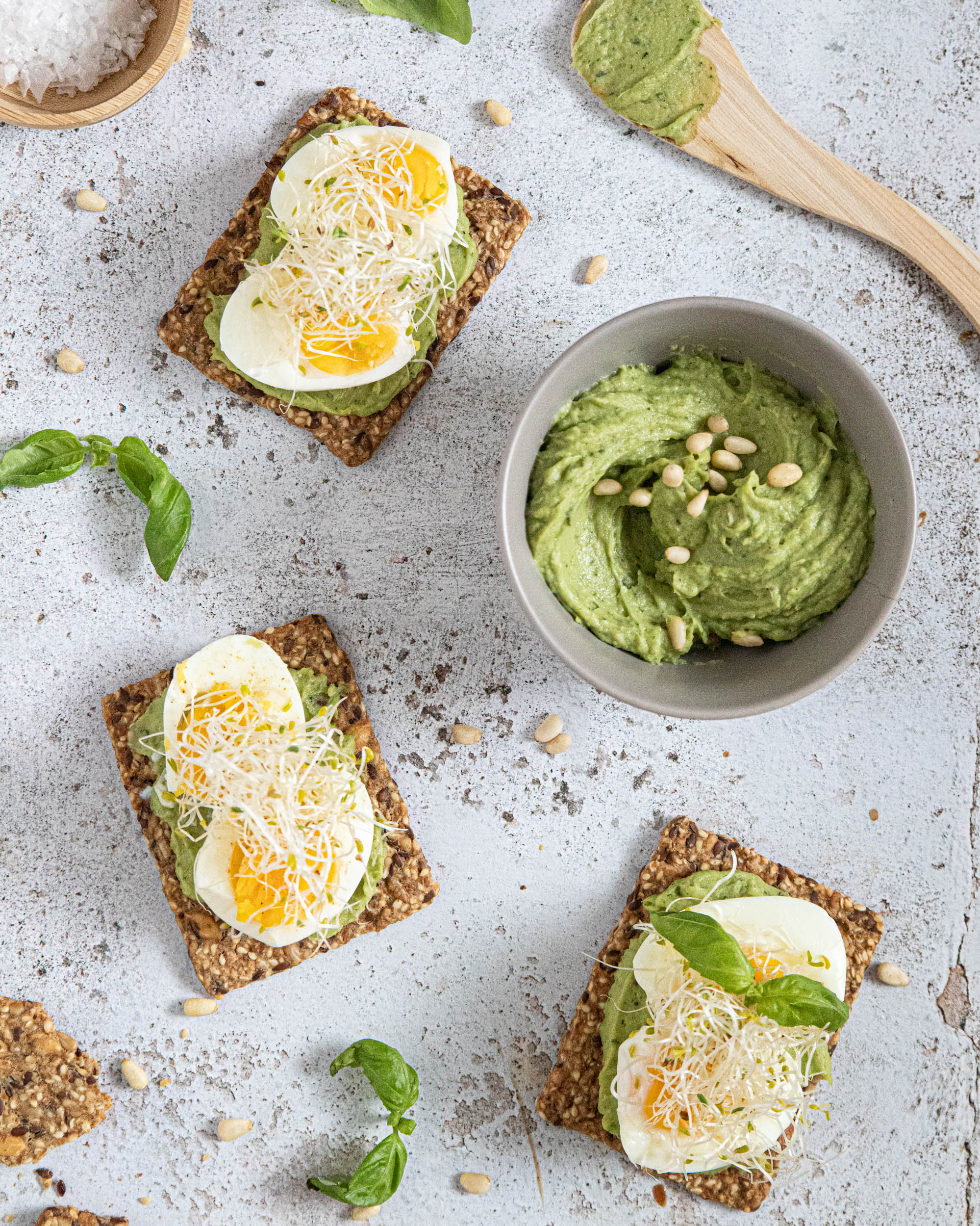 Siemenrapeat siemennäkkileipä valkopapu avocadotahna kanamunalla
